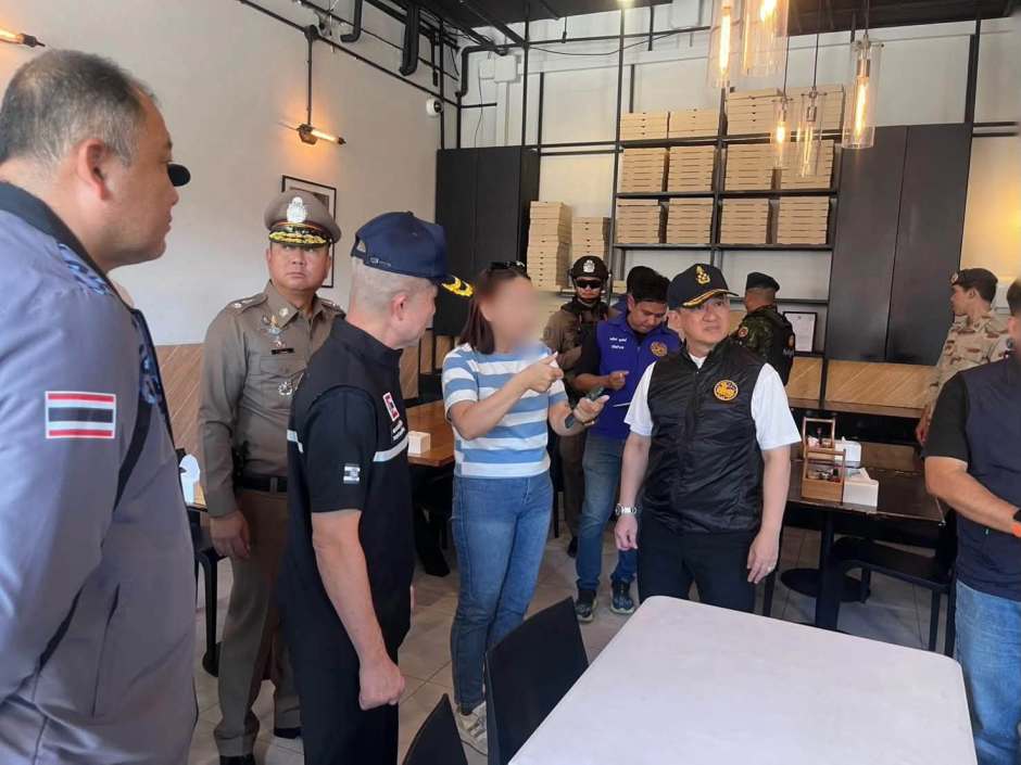 Behördenvertreter verschaffen sich gemeinsam mit Verantwortlichen des Chabad House einen Überblick über die Räumlichkeiten. Bild: Phuket Info Center