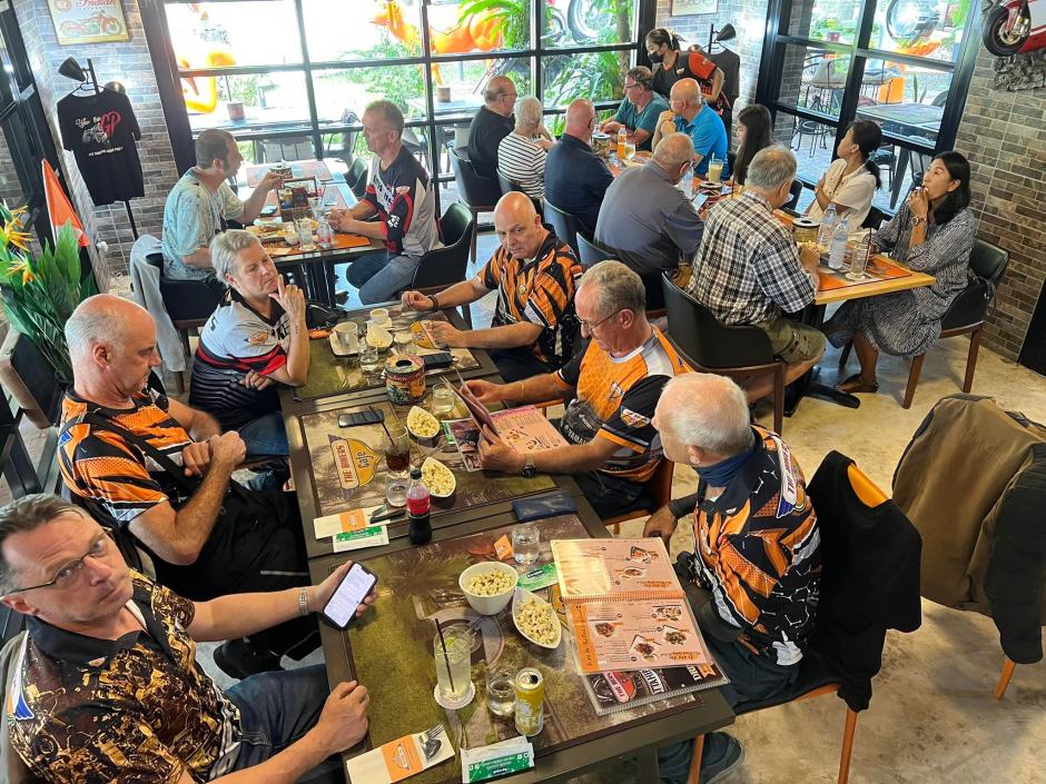 Während Veranstaltungen und Clubtreffen gehören die Shirts des The Bikers Café für viele Stammgäste längst zum festen Outfit. Foto: The Bikers Café Thailand