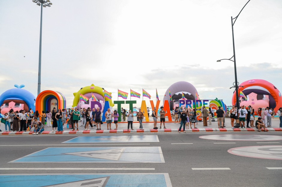 Entlang der Pattaya Beach Road lockten bunte Installationen und Fotopunkte zahlreiche Besucher zum Pride-Festival. Bild: TMN.TV
