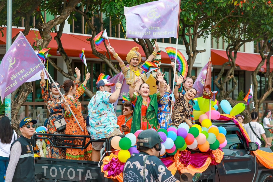 Festwagen, traditionelle Kostüme und Regenbogenfahnen prägten den internationalen Umzug durch das Zentrum von Pattaya. Bild: TMN.TV