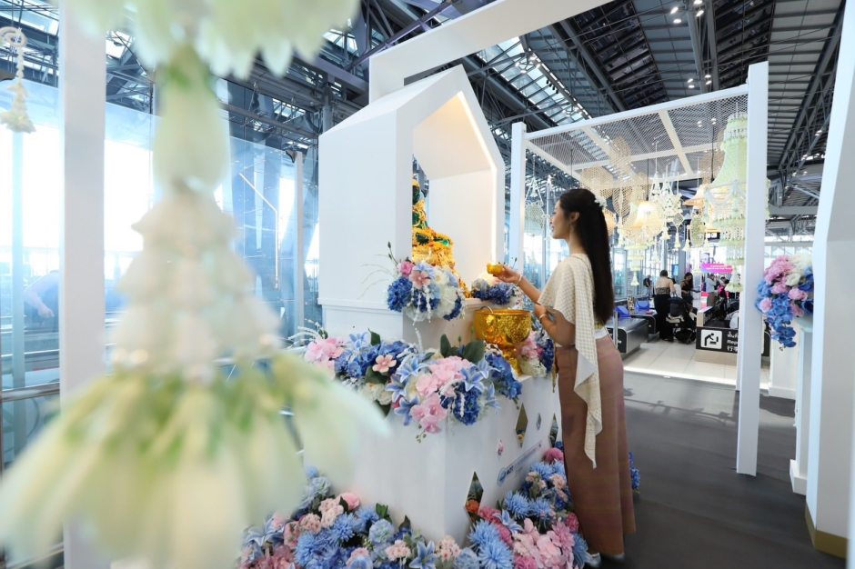 Reisende können an einer rituellen Segnung mit Wasser teilnehmen. Bild: Suvarnabhumi Airport