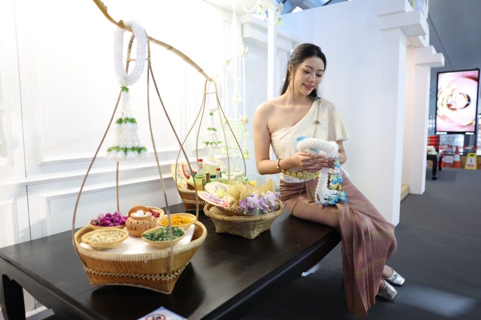 Vorbereitete Materialien und florale Arrangements veranschaulichen typische Handwerks- und Brauchtumsaktivitäten rund um das thailändische Neujahrsfest. Bild: Suvarnabhumi Airport