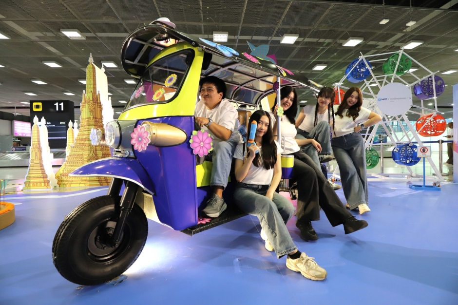 Ein dekoriertes Tuk-Tuk dient als zentraler Fotopunkt innerhalb der Ausstellung und verbindet kulturelle Elemente mit interaktiven Angeboten. Bild: Suvarnabhumi Airport