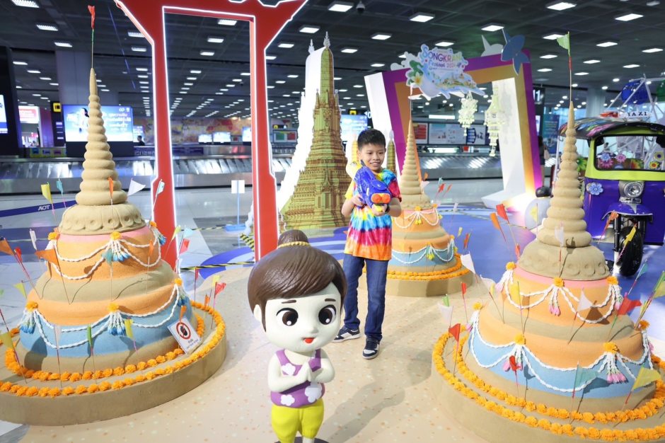 Ein thematisch gestalteter Erlebnisbereich greift traditionelle Formen und Symbole des Songkran-Festes auf und richtet sich insbesondere an internationale Reisende. Bild: Suvarnabhumi Airport