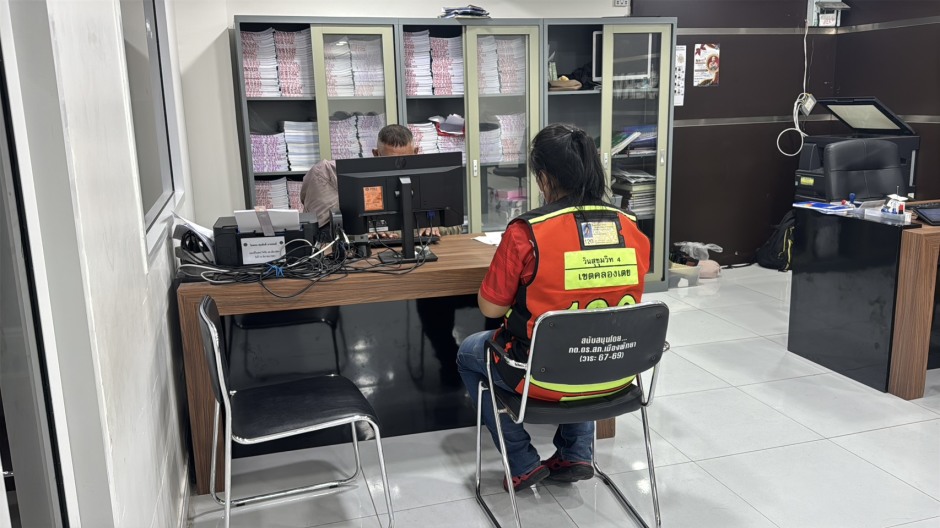 Die Geschädigte erstattet bei einem Ermittler der Polizei Pattaya Anzeige wegen der unbezahlten Fahrt. Bild: TMN.TV