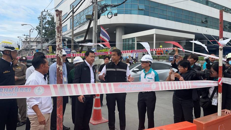 Gouverneur Chadchart inspiziert den Einsturzort vor dem Vajira Hospital gemeinsam mit Einsatzkräften. Bild: Bangkok Metropolitan Administration (BMA)