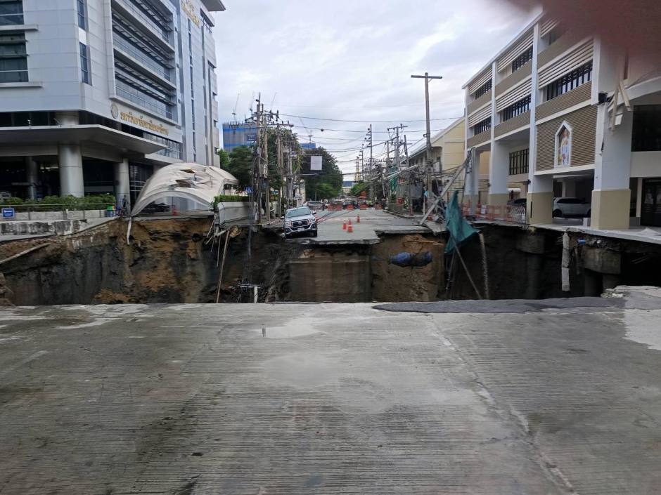 Der Straßeneinbruch vor dem Vajira Hospital in Dusit reißt die Fahrbahn meterweit auf und gefährdet Gebäude. Bild: Bangkok Metropolitan Administration (BMA)