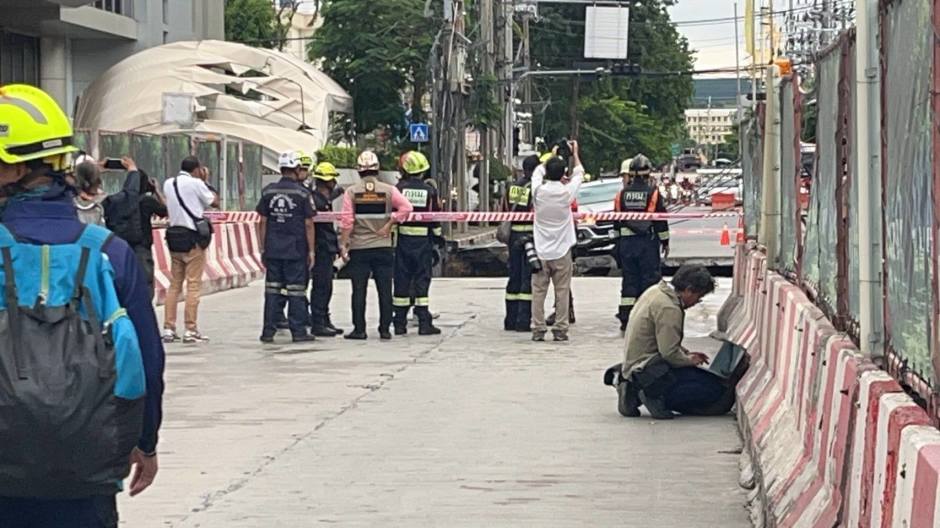 Polizei und Rettungskräfte sperren den Gefahrenbereich auf der Samsen Road nach dem Einsturz vor Vajira Hospital. Bild: Bangkok Metropolitan Administration (BMA)