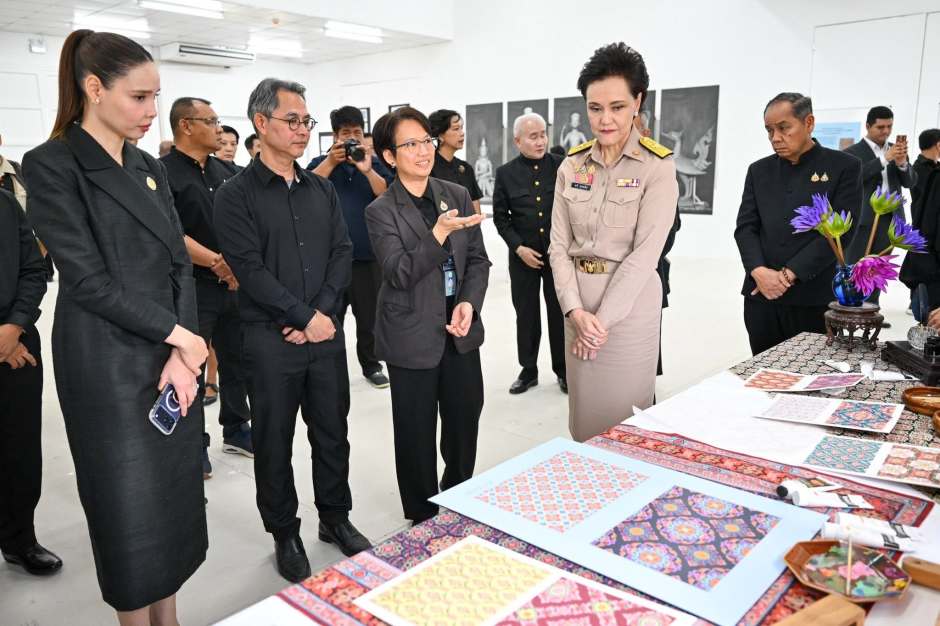 Mitarbeiter des Fine Arts Department präsentieren Entwürfe und dekorative Elemente für die königliche Einäscherungszeremonie. Bild: Ministry of Culture