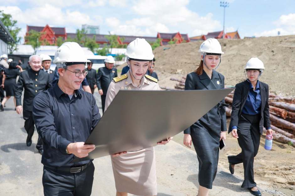 Vizepremierministerin Suphajee Suthumpun begutachtet bei ihrem Besuch auf dem Sanam Luang die Planungen und den Baufortschritt des Krematoriumskomplexes. Bild: Ministry of Culture