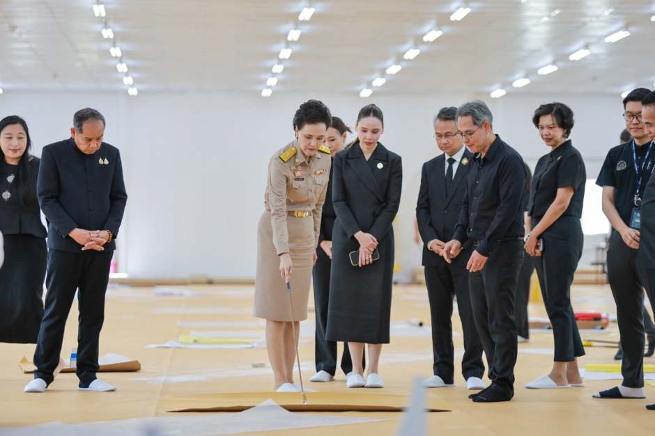 Suphajee Suthumpun informiert sich über die Vorbereitungen und gestalterischen Arbeiten für die königliche Einäscherungszeremonie. Bild: Ministry of Culture