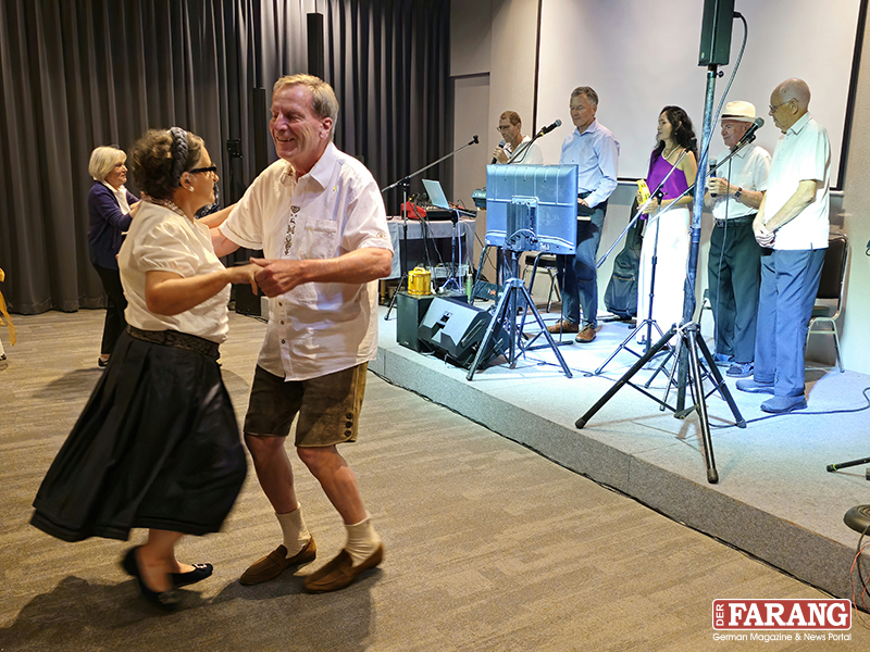 Die Tanzfläche war stets gut gefüllt, während die Live-Musik für ausgelassene Stimmung im Saal sorgte.