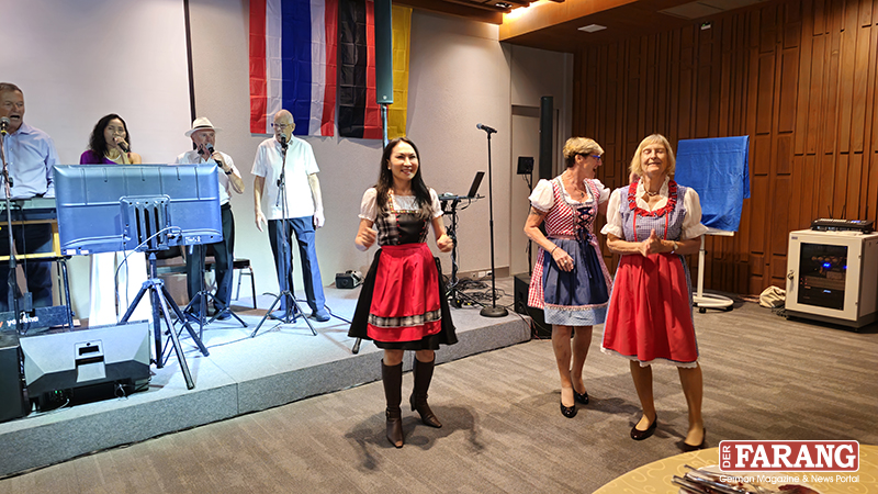 Mit schwungvollen Rhythmen heizten die Musiker ein und die Gäste tanzten ausgelassen auf der Tanzfläche.