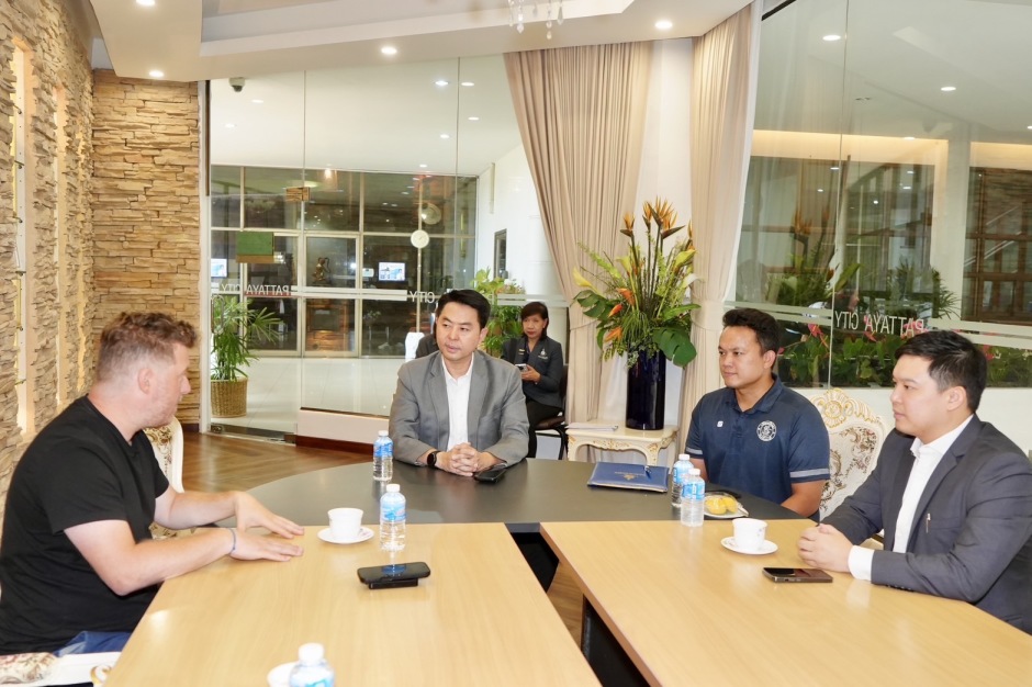 Bürgermeister Poramet empfängt das Tomorrowland-Team zu Gesprächen über das Festival 2026 in Pattaya. Bild: TMN.TV