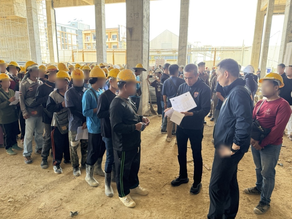 Beamte verschiedener Behörden kontrollieren die Arbeits- und Aufenthaltsdokumente ausländischer Beschäftigter auf der Großbaustelle in Pattaya. Bild: TMN.TV