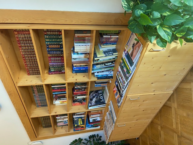 Eine Bibliothek hat es hier ebenfalls.