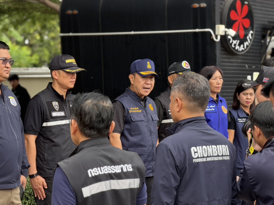 Der Gouverneur der Provinz Chonburi, Narit Niramaiwon (M.) , informiert vor Beginn des Einsatzes über Ziele und Ablauf der Ermittlungen. Bild TMN.TV
