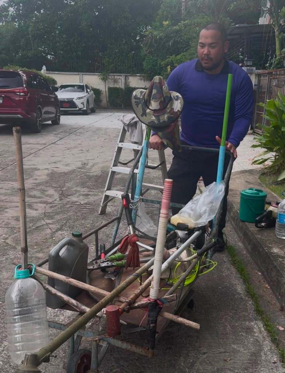 Ein als Gärtner getarnter Ermittler näherte sich mit Gartengeräten dem Wohnhaus des Verdächtigen und lockte ihn so in die Falle. Bild: Royal Thai Police