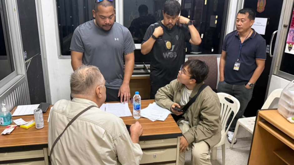 Nach seiner Festnahme wurde der 69-Jährige von den Ermittlern vernommen. Gegen ihn liegt eine Interpol Red Notice vor. Bild: Royal Thai Police