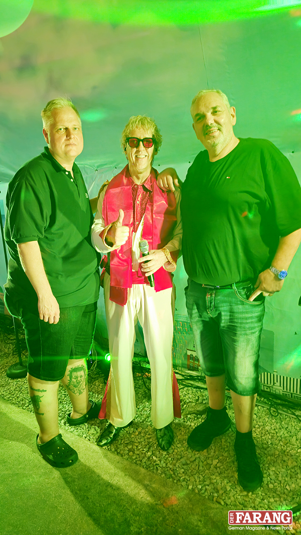Gastwirt Thomas Seeland (l.) stellte gemeinsam mit Rick The Singer (Mitte) seinen Nachfolger Stephan Schaar (r.) vor.