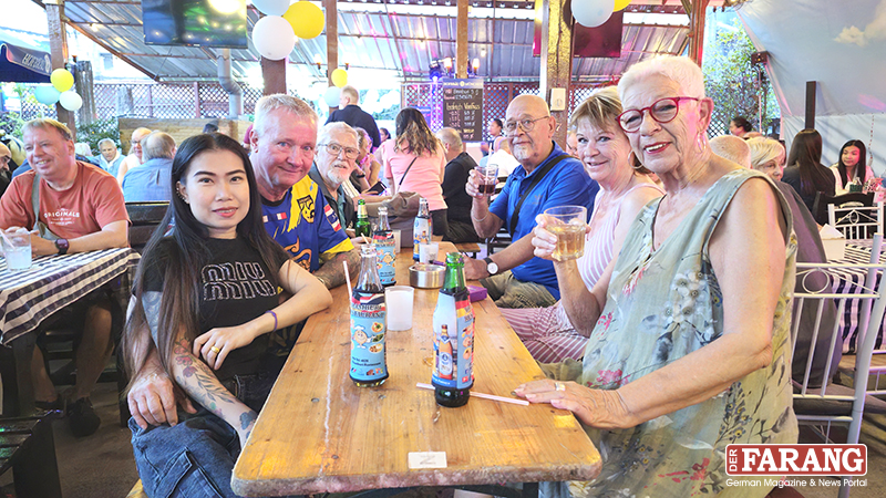 Gut gelaunte Besucher stießen gemeinsam auf die vergangenen Jahre an und begleiteten den Abend in geselliger Runde.