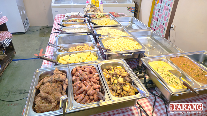 Das All-you-can-eat-Buffet bot eine breite Auswahl herzhafter Speisen und wurde von den Gästen rege genutzt.