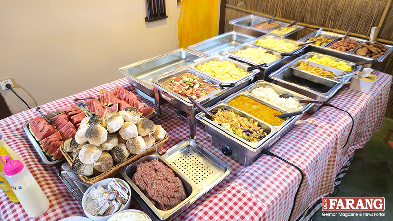 Neben warmen Speisen ergänzten Brot, Salate und Obst das vielseitige Angebot des Abends.