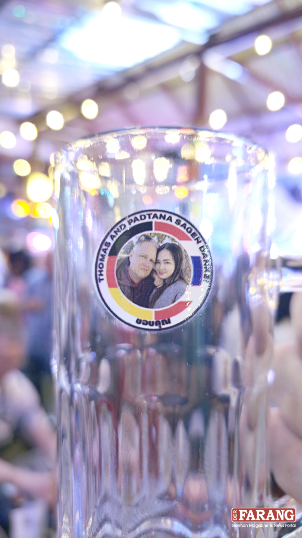 Als Andenken an den Abend erhielten die Gäste ein Bierglas mit persönlichem Motiv von Thomas und Khun Padtana.