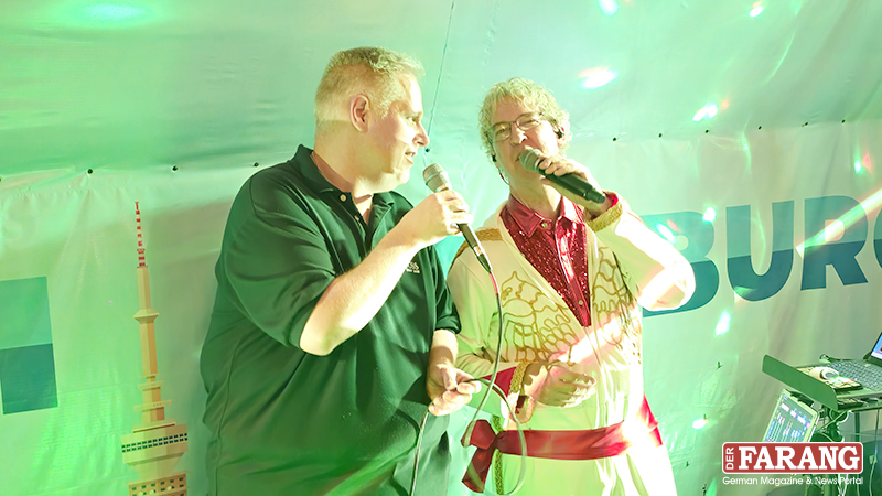Thomas Seeland (l.) griff selbst zum Mikrofon und sang gemeinsam mit Rick The Singer mehrere bekannte Hits.
