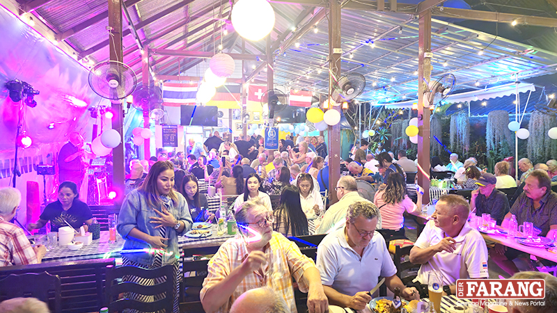 Bis in den Abend hinein blieb der Beergarden dicht gefüllt, während Gäste gemeinsam feierten und das Programm verfolgten.