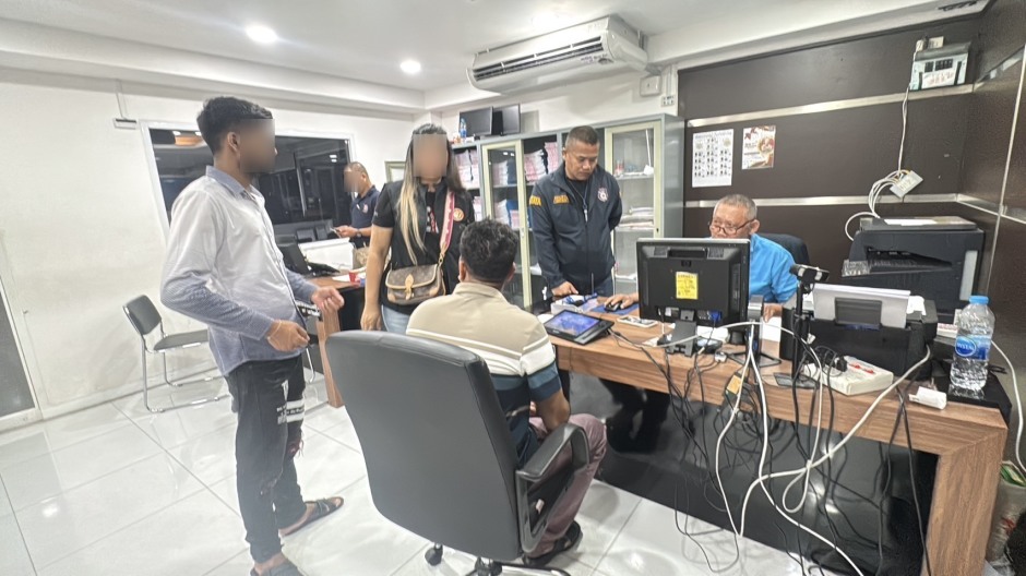 Der Geschädigte (erstattet auf der Polizeiwache von Pattaya Anzeige. Die Ermittlungen dauern an. Bild: TMN.TV