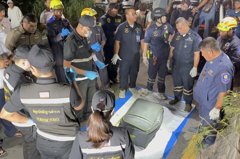 Kriminaltechniker untersuchen den Koffer, in dem die Leiche der 17-Jährigen entdeckt wurde. Foto: epa/Amporn Sangkaew