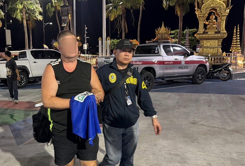 Der australische Tatverdächtige wird in Handschellen zu weiteren polizeilichen Maßnahmen gebracht. Foto: epa/Amporn Sangkaew