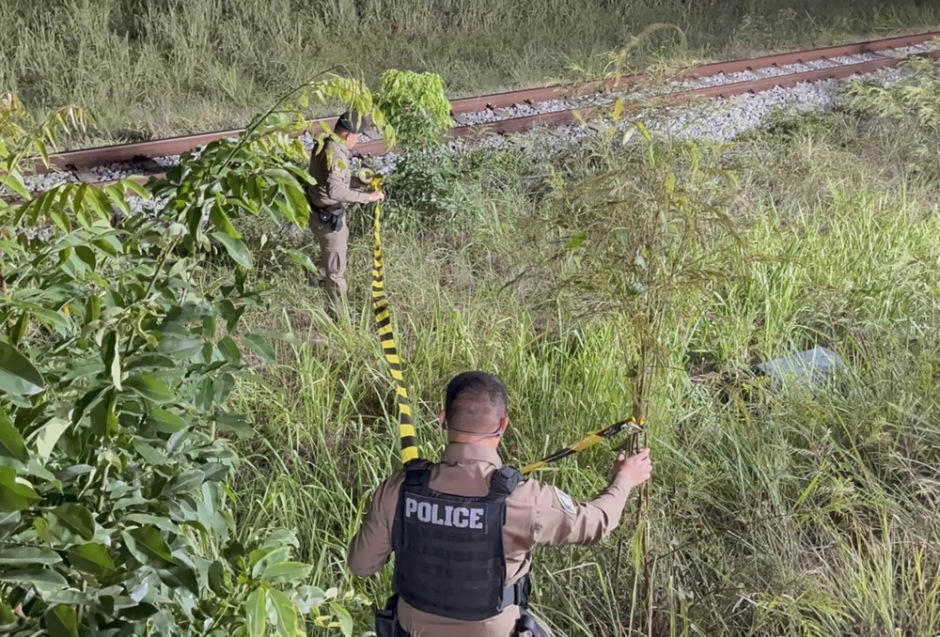 Ermittler untersuchen das Gelände nahe dem Fundort der Leiche. Foto: epa/Amporn Sangkaew
