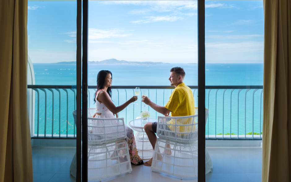 24h-Alkoholservice in Hotels zu Silvester. Foto: Fokke Baarssen/Adobe Stock
