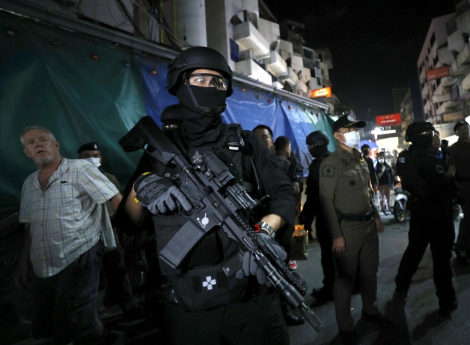 Eine Großrazzia gegen Drogenhandel im Rotlichtgebiet Nana in Bangkok sorgte am 21. Februar für Aufsehen. Foto: epa-efe/Rungroj Yongrit