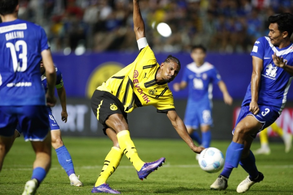 Beim thailändischen Erstligisten BG Pathum United fing sich Borussia Dortmund eine heftige Niederlage ein. Foto: epa-efe/Rungroj Yongrit