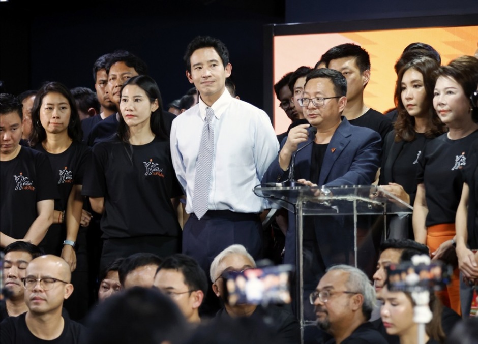 Das Verfassungsgericht hat am 7. August die Partei Move Forward aufgelöst. Sie gründete sich als People’s Party neu. Foto: epa-efe/Narong Sangnak