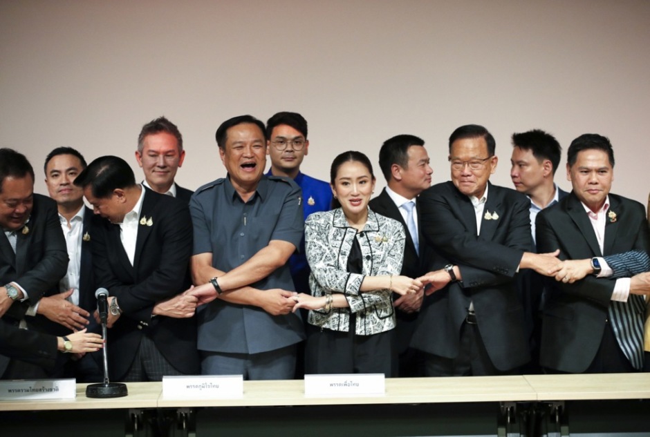 Paetongtarn Shinawatra (Mitte) wurde am 16. August zur jüngsten Ministerpräsidentin Thailands gewählt. Foto: epa-efe/Rungroj Yongrit