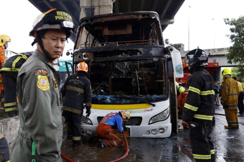 Am 1. Oktober kamen bei einem Busbrand in Pathum Thani 23 Menschen ums Leben, darunter 20 Kinder. Foto: epa-efe/Narong Sangnak