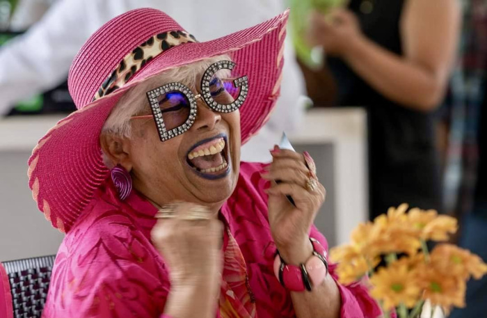 Lizzy Ginsel war für ihre lebhafte Persönlichkeit, ihren philanthropischen Geist und ihre schrillen Outfits bekannt. Ihr Organisationstalent brachte Hua Hins Expats zusammen.