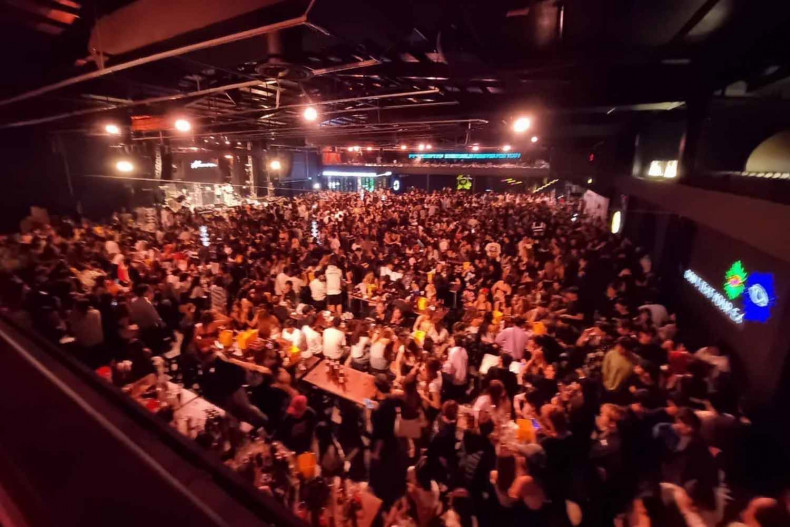 Rund 500 Minderjährige werden in einem Nachtclub in Khlong Luang entdeckt. Foto: Department Of Provincial Administration