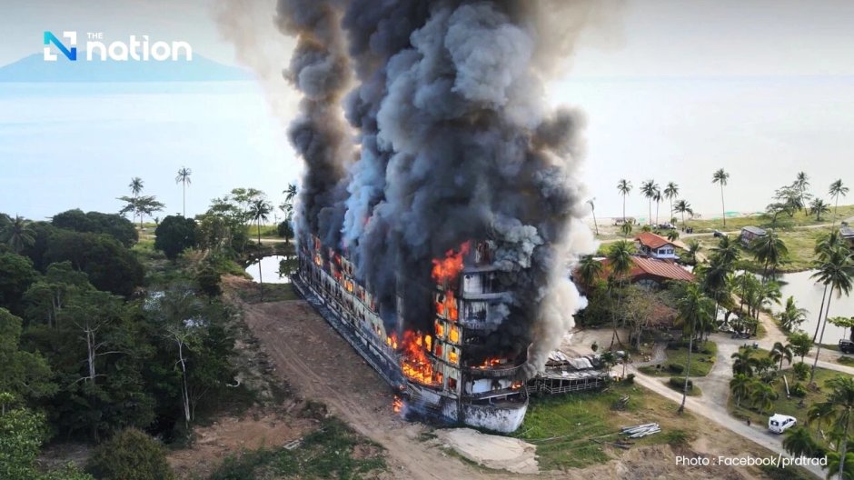Bei Renovierungsarbeiten entfachte am 3. Dezember ein Großbrand auf Koh Changs berühmtem „Geisterschiff“. Foto: The Nation