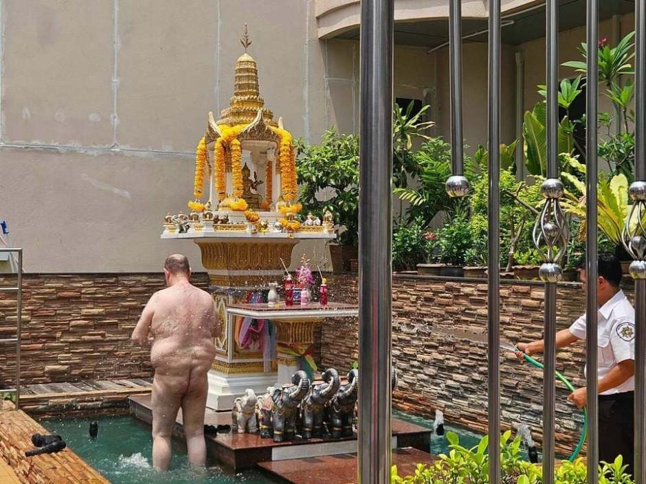 Nackter Ausländer entweiht heiligen Ort. Bild: Asean NOW
