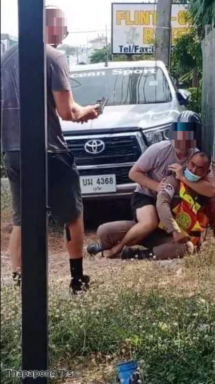 Zwei Neuseeländer greifen auf Phuket einen Polizisten an. Foto: เหยี่ยวข่าว ภูเก็ต Newshawk Phuket
