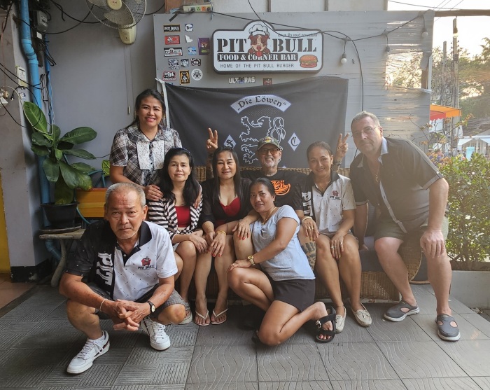 Staubi (Mitte) schließt seinen letzten Standort in der Soi 33. Foto: Jahner