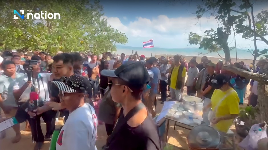 Protest vor Schweizer Strandvilla uaf Phuket. Foto: The Nation
