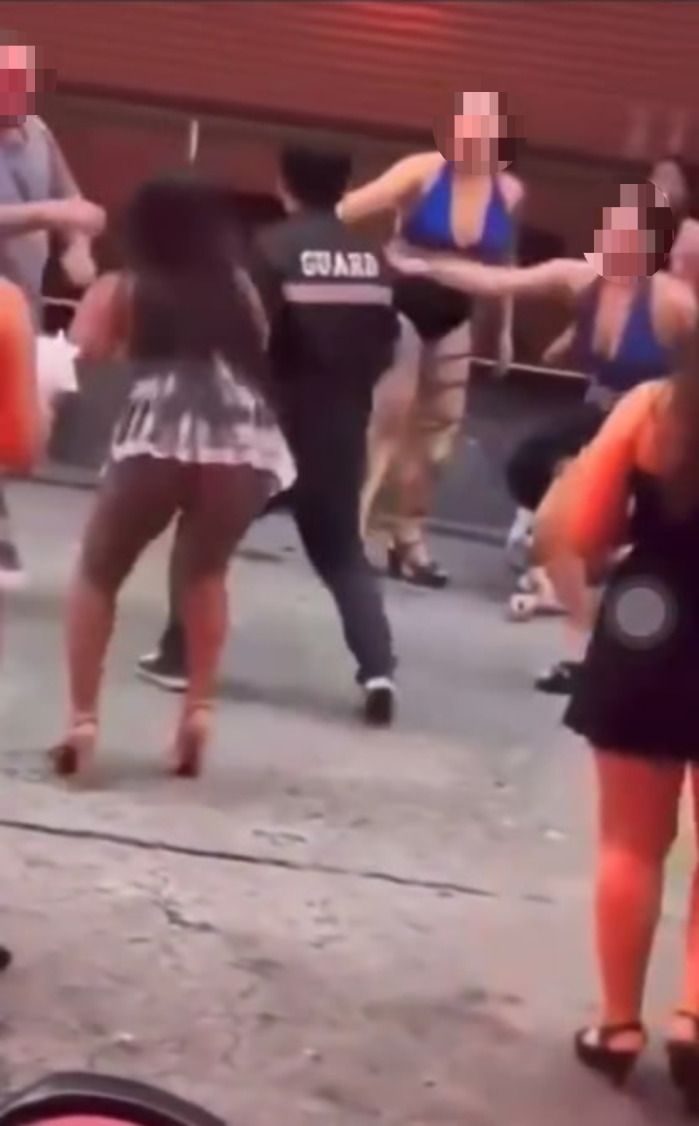 Sicherheitskräfte attackieren Touristen in Pattayas berüchtigter Soi 6. Foto: Privat