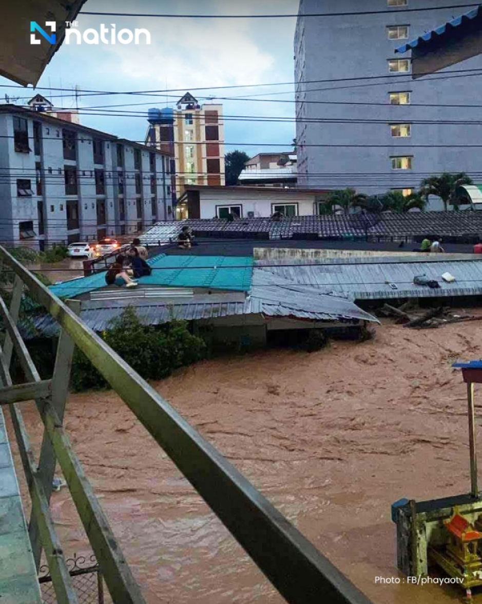 Studenten retten sich vor Fluten auf Dach in Phayao. Foto: The Nation