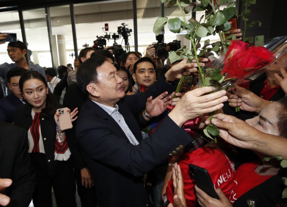 Thaksin Shinawatra, umgeben von Anhängern, bei seinem ersten Besuch im Pheu Thai Hauptquartier nach seiner Rückkehr. Foto: epa-efe/Rungroj Yongrit